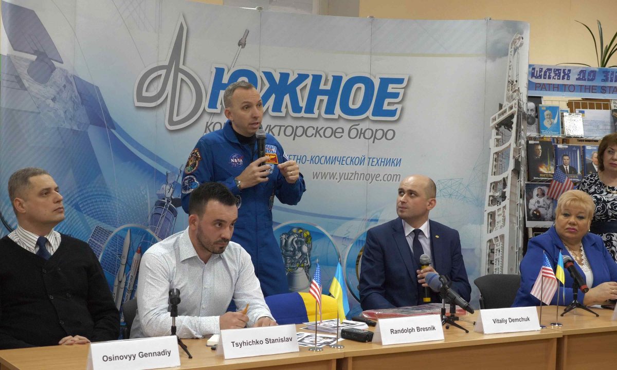 ВІДБУВСЯ ВІЗИТ АМЕРИКАНСЬКОГО АСТРОНАВТА ДО М. ДНІПРА